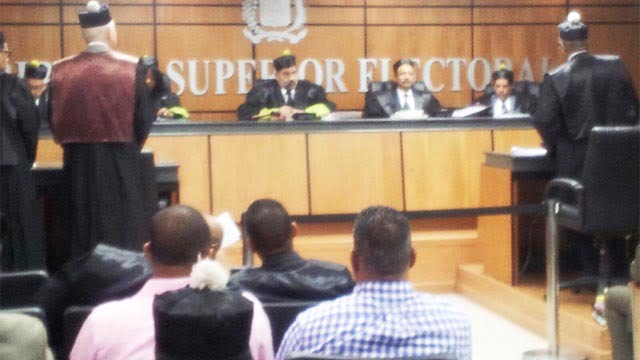 Momentos en que el pleno del Tribunal Superior Electoral conocía la causa interpuesta por el BIS en contra de la Junta Municipal de Higüey. La causa fue aplazada para el próximo viernes.