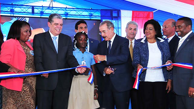 Momentos en que el presidente Danilo Medina realizó el corte de la cinta que dejó inaugurado uno de los centros educativos en Villa Mella.