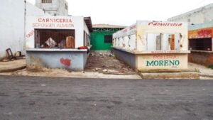 Los comerciantes se quejan de las aguas malolientas y contaminadas del mercado municipal de La Romana.