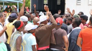 Estas personas levantan las manos en señal de que aceptan vender su documento de identidad y electoral.