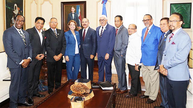 Miembros de la comunidad evangélica, junto al presidente Danilo Medina, en el Palacio Nacional.