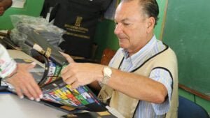 El presidente del GRUPO PUNTACANA, don Frank Rainieri, preside una de las mesas de votación ubicados en la Escuela Básica Verón.