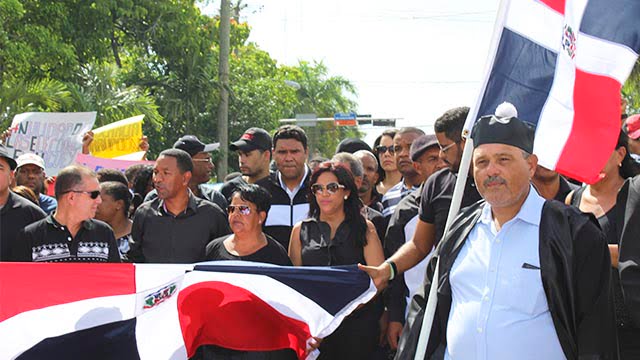 Juristas y dirigentes políticos marcharon el domingo en la tarde por las principales calles de Higüey.