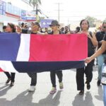 Momentos en que protestantes marchaban por diversas calles del municipio de Higüey.