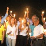 Residentes de la comunidad turística realizaron un encendido de velas en la Autopista del Coral, frente a los locales de Blue Mall, en protesta por las irregularidades observadas en las pasadas elecciones.