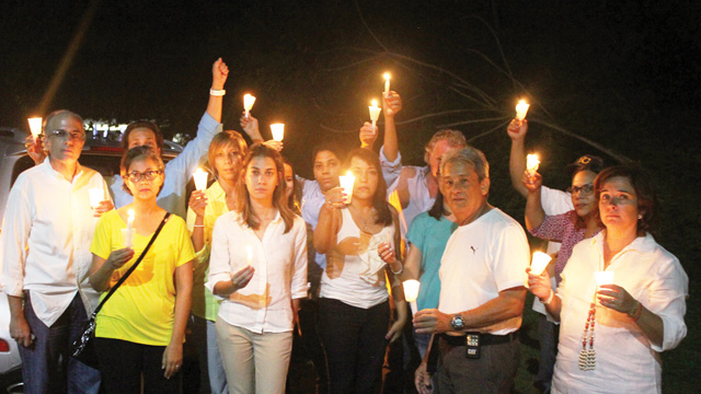 Residentes de la comunidad turística realizaron un encendido de velas en la Autopista del Coral, frente a los locales de Blue Mall, en protesta por las irregularidades observadas en las pasadas elecciones.