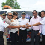 General Torres Robiou hace entrega de la llave de la ambulancia.