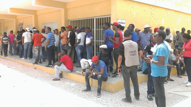 Ciudadanos mientras ejercían su derecho al voto.