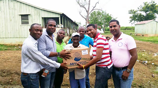 Fundación entrega alimentos a ex trabajadores de la caña en Palo Bonito; reconoce madre en Villa Cerro