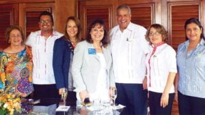 Celia Cruz y Miguelina Acosta, gobernadora distrital, junto al grupo de Rotary RepÃºblica Dominicana.