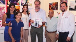 Entrega a Carlos JosÃ© Leal, ganador del primer lugar de la categorÃ­a 2. 