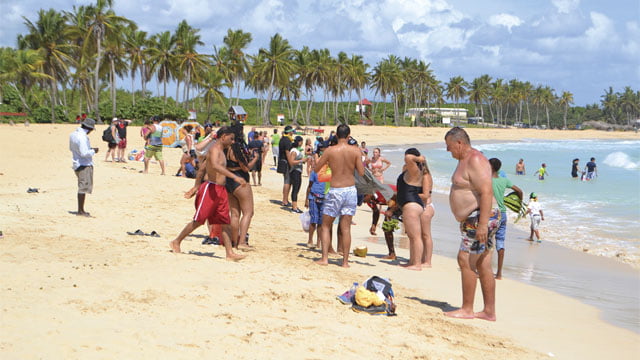 Los vendedores y comunitarios denunciaron que desde que llega una excursión a la playa de Macao los niños Lava Pies se lanzan encima de los buggies y los turistas.