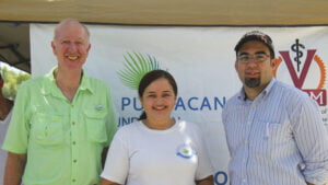 Dean Sutphin, vicepresidente de relaciones internacionales de VCOM; Margarita Pilier, coordinadora de Proyectos Comunitarios en la Fundación GRUPO PUNTACANA, y Starkys Calvillo, director de la Policlínica de Verón.