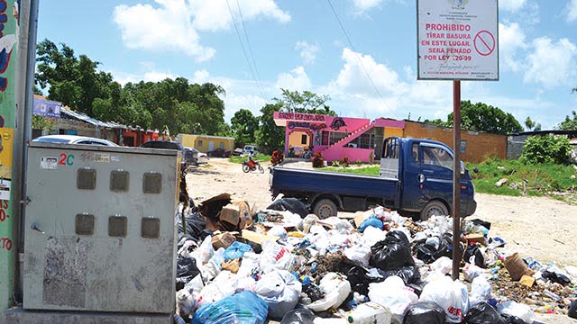 En el Hoyo de Friusa los residentes se quejan de la enorme cantidad de basura que hay en sus alrededores.