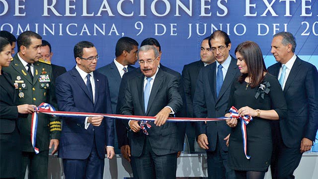 El presidente Danilo Medina corta la cinta, acompañado del canciller Andrés Navarro y otros funcionarios.