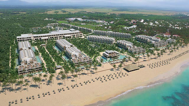 Vista de la fachada del hotel Excellence El Carmen, que será inaugurado este miércoles por el presidente Danilo Medina.