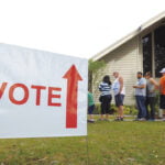 Hispanos en momentos en que hacían filas para votar