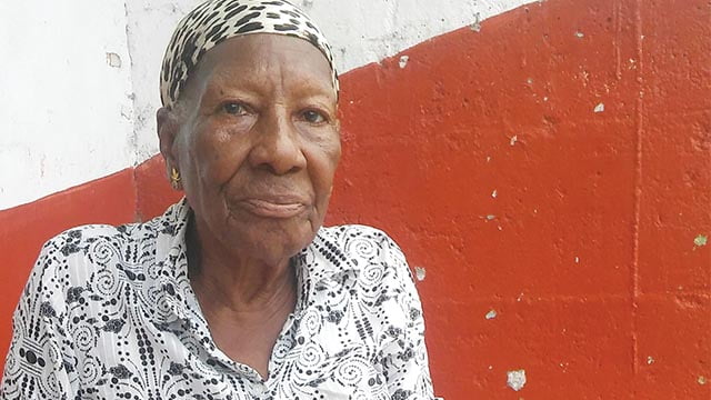 Señora de 115 años se traslada de San Pedro a La Romana a pedir limosna para su sustento