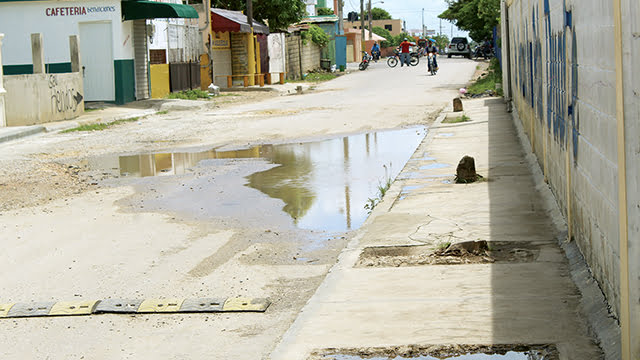 Charco frente a escuela