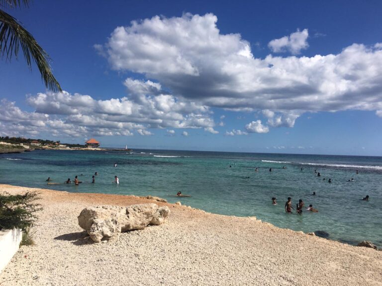 Personas acuden masivamente a playa Caleta en La Romana en feriado