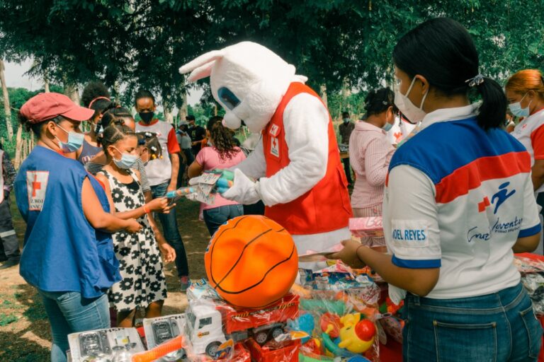 Cruz Roja filial Higüey entrega juguetes a 180 niños en Higüey