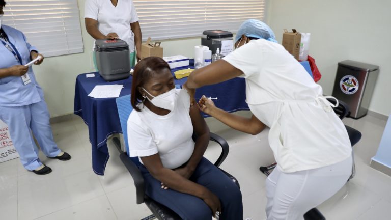 Gabinete de Salud y MINERD inician vacunación de maestros de inicial y primaria