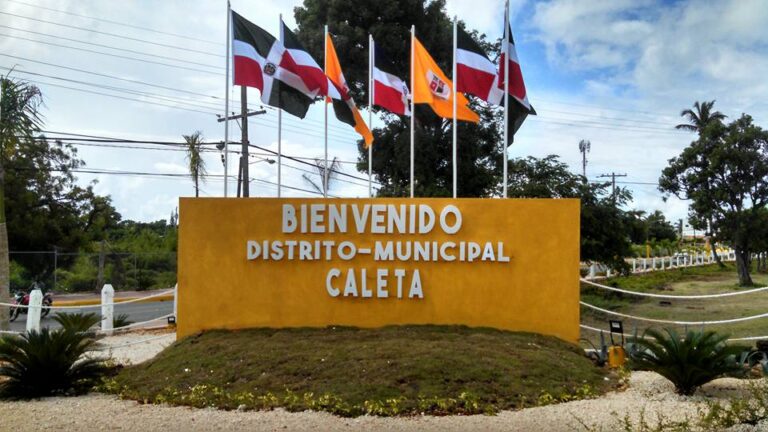 Regidor dice en Caleta obligan constructores a no pagar impuestos al cabildo de Romana