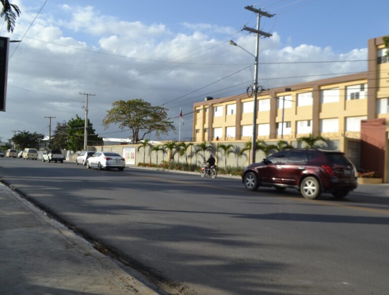 Previo a la pandemia en el Sector Brisas del Mar, estudiantes tenían que atravesar una concurrida vía