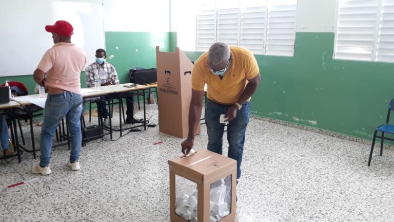 Miembros del PLD acuden a las elecciones internas en Hato Mayor y Sabana de la Mar