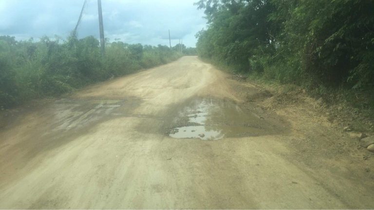 Carretera que une Las Cuchillas y El Seibo vuelve a tornarse deplorable e intransitable