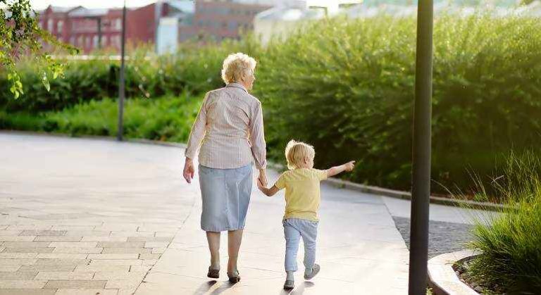 Las abuelas están más conectadas con sus nietos que con sus propios hijos