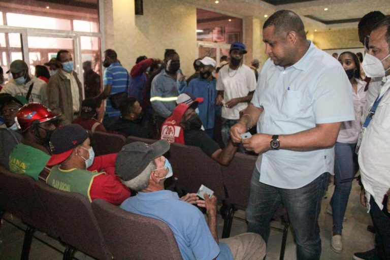 Alcalde de SPM entrega bonos navideños a más de 300 motoconchos