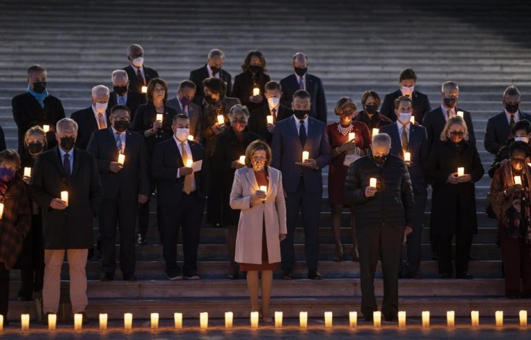 Estados Unidos rebasa las 800 mil muertes por Covid-19