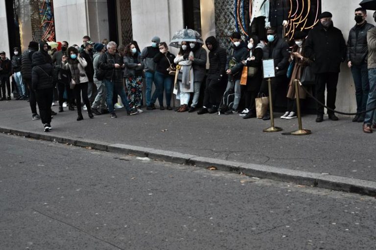 Francia aumenta presión para que las personas se vacunen