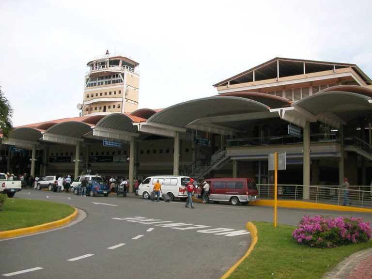 Detienen en aeropuerto de Santiago hombre acusado de dar muerte a otro en SPM