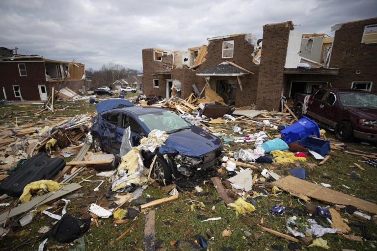 Tornado deja decenas de muertos en Kentucky, Estados Unidos