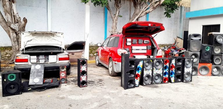 PN y Medio Ambiente incautan bocinas a vehículos por contaminación sónica en La Romana