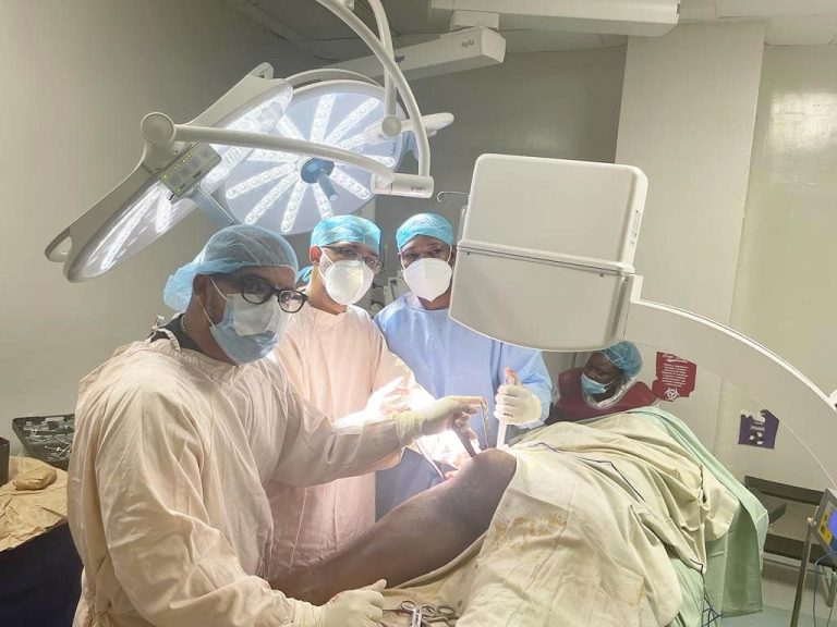 Ortopedas del HGENSA realizan operativo quirúrgico para descongestionar salas en el asueto navideño