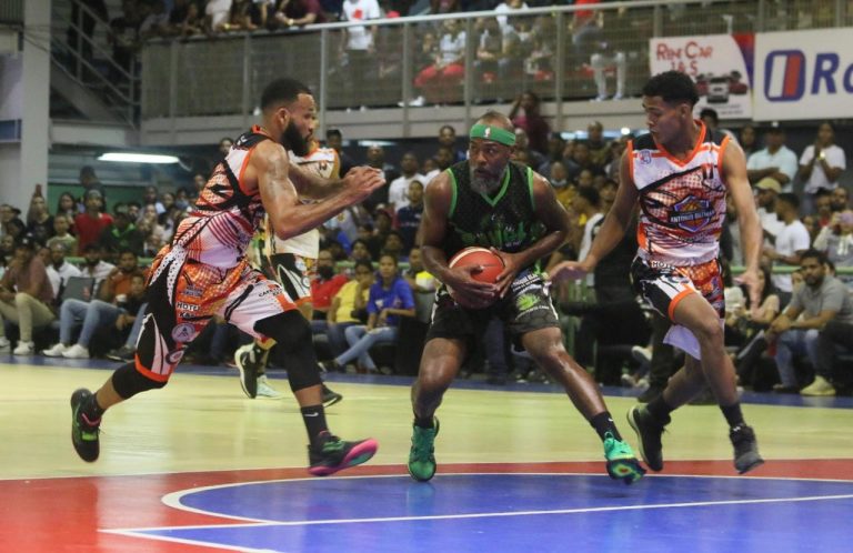 Antonio Guzmán cierra ronda de clasificación para semifinales en torneo de basket de Higüey