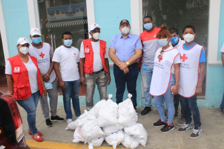 Senador Cristobal Castillo entrega alimentos y  bonos navideños en Hato Mayor