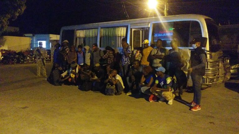 Detienen autobús transportaba 26 migrantes haitianos al país