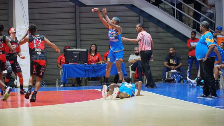 Centro y Antonio Guzmán triunfan en inicio semifinal torneo Basket Superior de Higüey