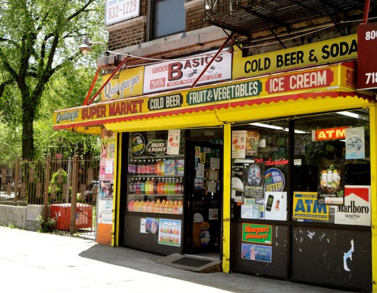 Las bodegas de Nueva York, en guerra contra las apps de entrega en 15 minutos