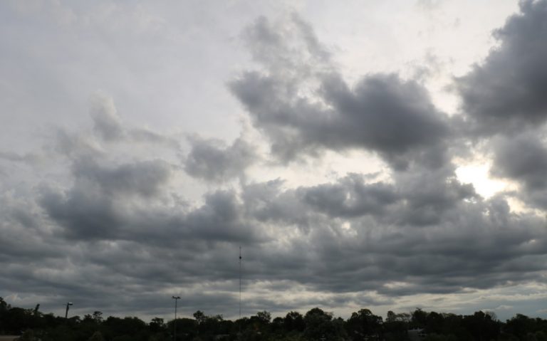 ONAMET pronostica cielos nublados y posibilidad de lluvias este domingo