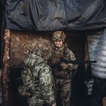 Dos soldados, del ejército ucraniano, conversan en la línea del frente, a 19 de febrero de 2022, en Avdiivka, Oblast de Donetsk (Ucrania). Las autoridades de las autoproclamadas repúblicas de Donetsk y Lugansk han anunciado el estado de movilización gener