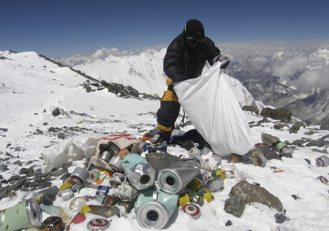 El Everest se ha convertido en el basurero más alto del mundo