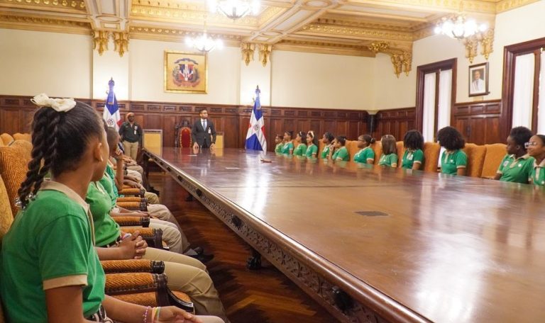 Estudiantes de Villa Cerro visitan el Palacio Nacional