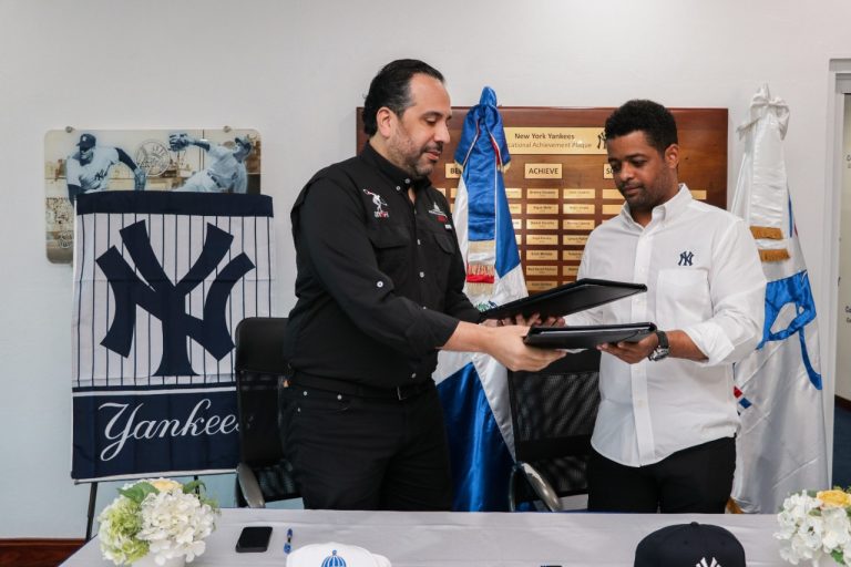 Inefi y Academia de Béisbol de los Yankees de Nueva York firman acuerdo