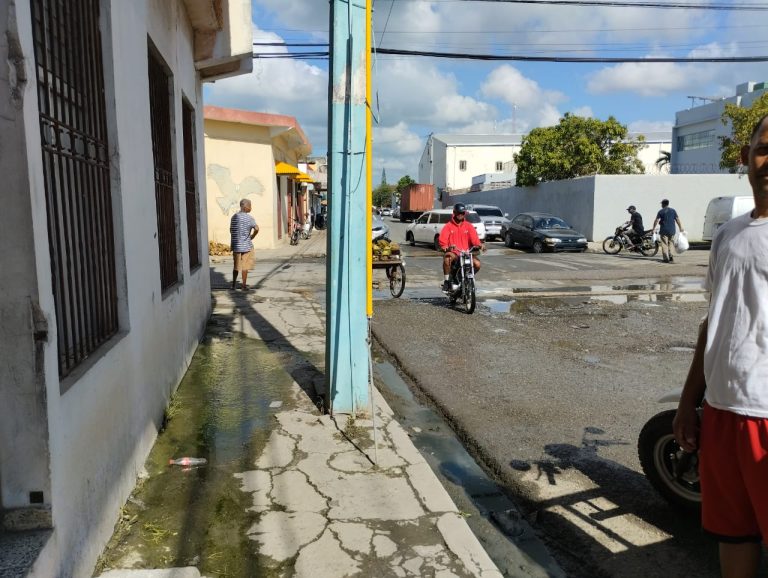 En sector El Silencio de San Pedro de Macorís, preocupados por aguas residuales