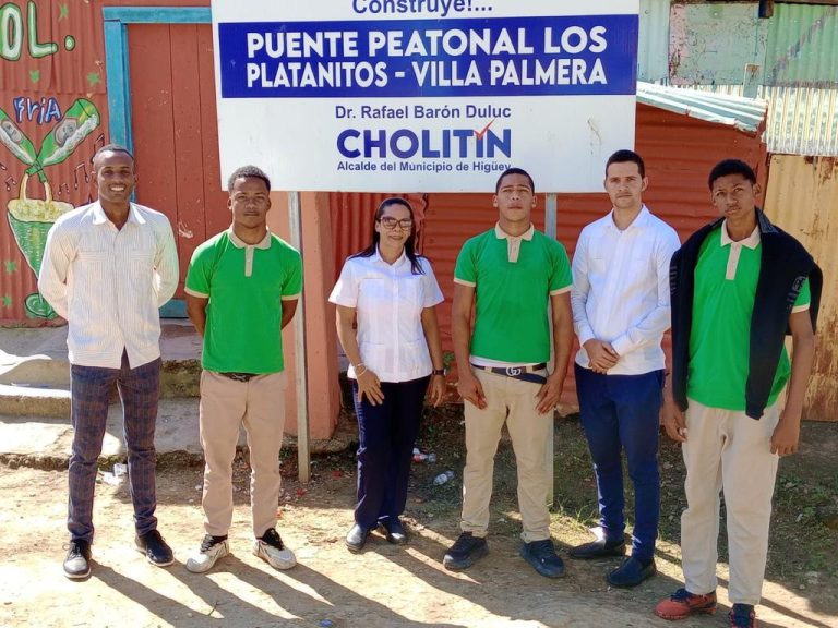 Estudiantes de escuela Ángel Meriño en Higüey atraviesan el río para recibir clases